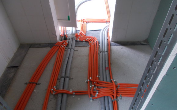 Elektro- und Wasserleitungen im frei geplanten Einfamilienhaus von Kern-Haus in Bad Dürkheim