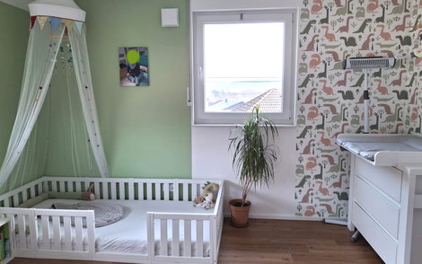 Liebevoll eingerichtet und zukünftig ausreichend Platz zum Spielen-das Kinderzimmer.