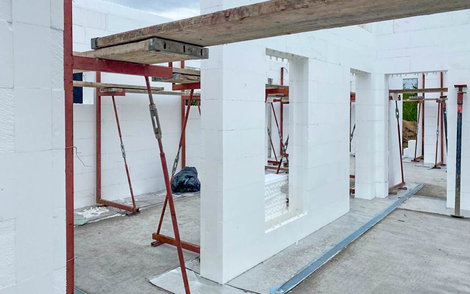Ständer im Inneren des Erdgeschossrohbaus für Kern-Haus Allea in Eilenburg
