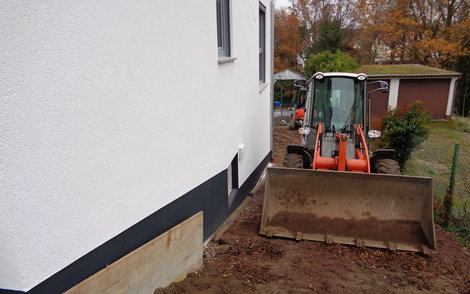 Bagger für die Arbeiten an der Außenanlage des frei geplanten Einfamilienhauses von Kern-Haus in Bad Dürkheim