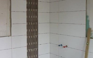 Fliesenlegerarbeiten im Badezimmer in der individuell geplanten Doppelhaushälfte Twin XL von Kern-Haus in Bammental