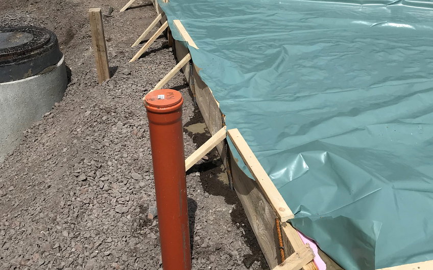 Die Bodenplatte wurde eingeschalt und mit Beton verfüllt.