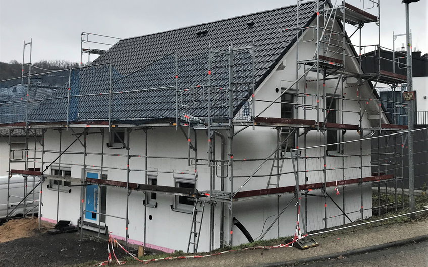 Das Dach wurde mit Braas Dachpfannen in der Farbe Granit gedeckt.