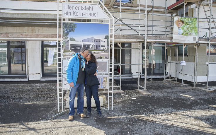 Den Rhein im Blick: Moderner Bauhausstil mit Bürotrakt