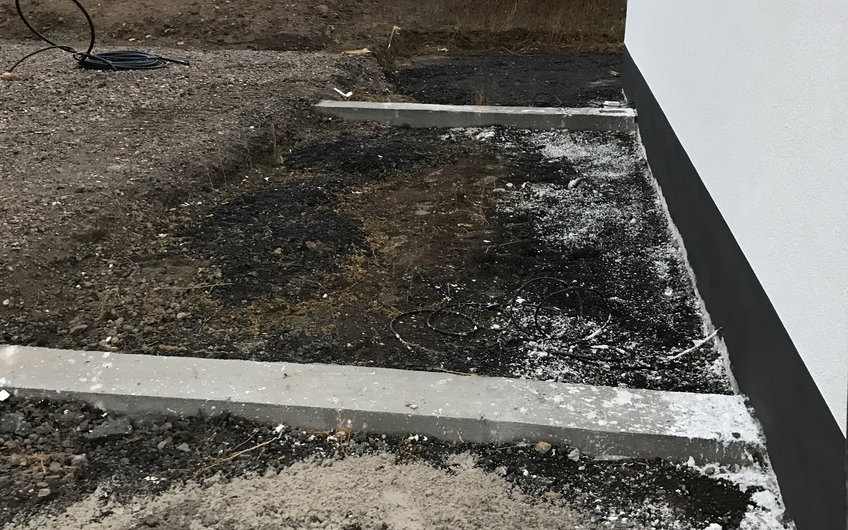Garagenfundament neben der Kern-Haus-Stadtvilla Signus in Flörsheim-Dalsheim