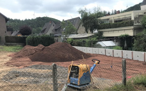 Zur Absicherung des Hauses wurden auf dem Grundstück L-Steine gesetzt.