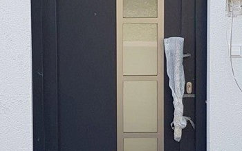 Haustür der individuell geplanten Doppelhaushälfte Twin XL von Kern-Haus in Bammental