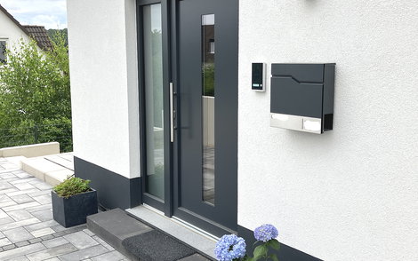 Blumenkübel verschönern den Eingangsbereich.