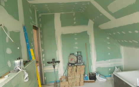 Material und Werkzeug der Fliesenleger im Badezimmer im individuell geplanten Einfamilienhaus Luna von Kern-Haus in Dettenheim