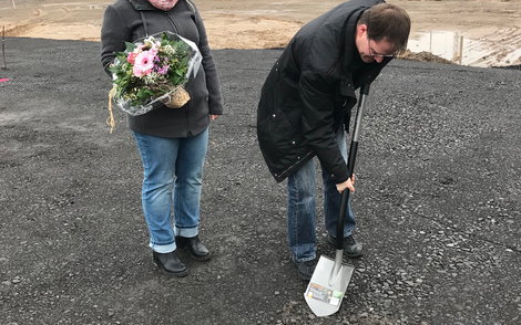 Der Bauherr beginnt mit der Arbeit.
