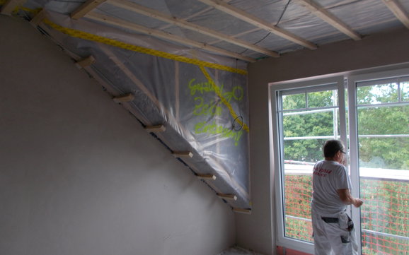 Verputzer öffnet Fenster im frei geplanten Einfamilienhaus von Kern-Haus in Bad Dürkheim