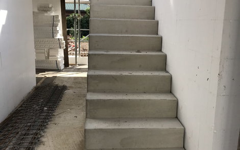 Betontreppe in einem Rohbau eines Kern-Haus in Magdeburg