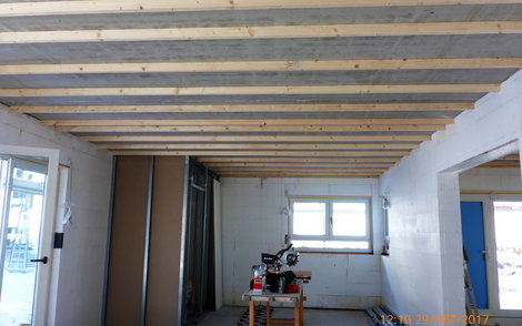 Betondecke im Essbereich mit Holzlatten.