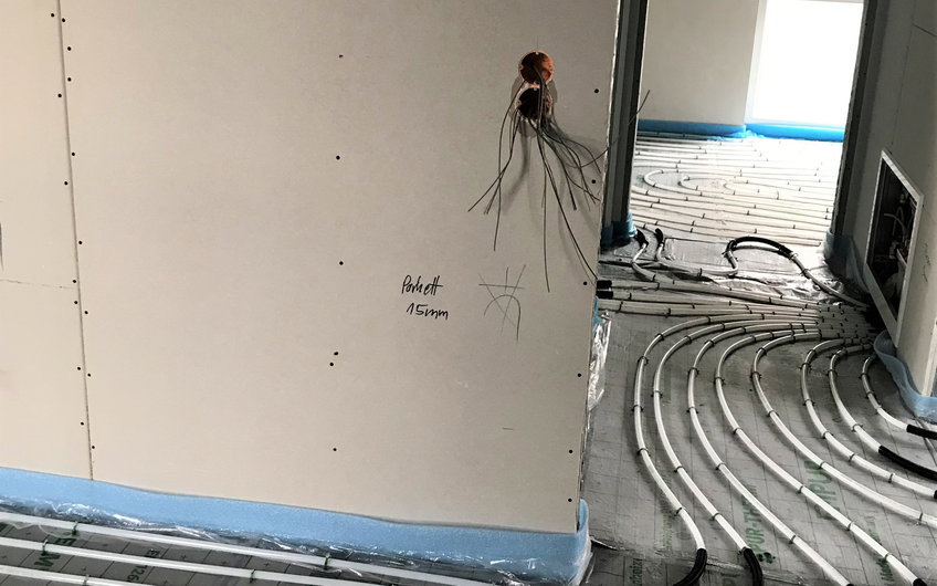 Die Elektrorohinstallation und die Fußbodenheizung wurden verlegt.
