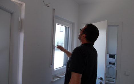 TÜV-Prüfer beim Begutachten des Fensters im Eingangsbereich des Kern-Hauses in Dettenheim