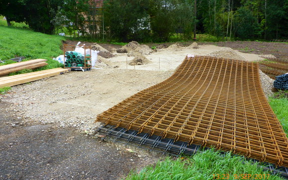 Baustelle mit gelagerten Baustahlmatten.