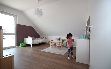 Genug Platz im Kinderzimmer zum Schlafen und Spielen für die Jüngsten.