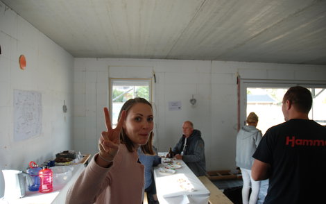 Gut gelaunt auf dem Rohbaufest : Die Bauherrin