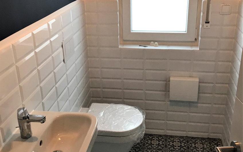 Das Gäste-WC wurde fertiggestellt. Die Toilette und das Waschbecken montiert.