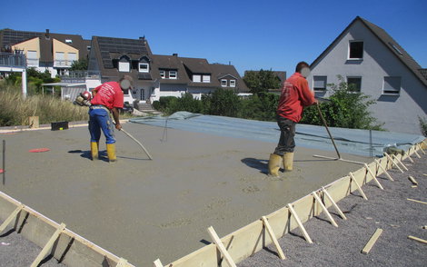 Beton wird gleichmäßig verteilt.