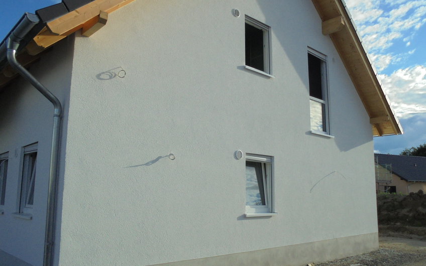 Seitenansicht des individuell geplanten Einfamilienhauses Luna von Kern-Haus in Ludwigshafen mit fertiger Außenfassade