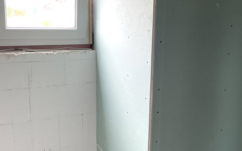 Die Leichtbauwände wurden mit Gipskartonplatten beplankt.