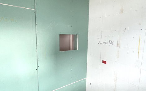 Die Leichtbauwände wurden mit Gipskartonplatten beplankt.