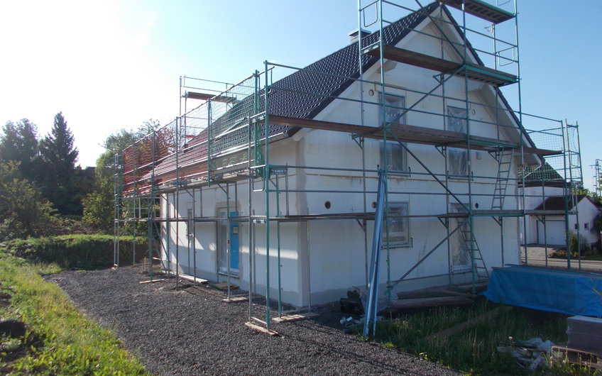 Eingangsseite des Einfamilienhauses Signum von Kern-Haus in Einselthum mit Gerüst