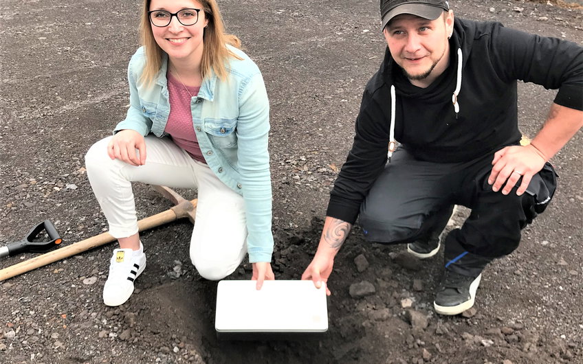 Gemeinsam legten die Bauherren den Grundstein nieder.