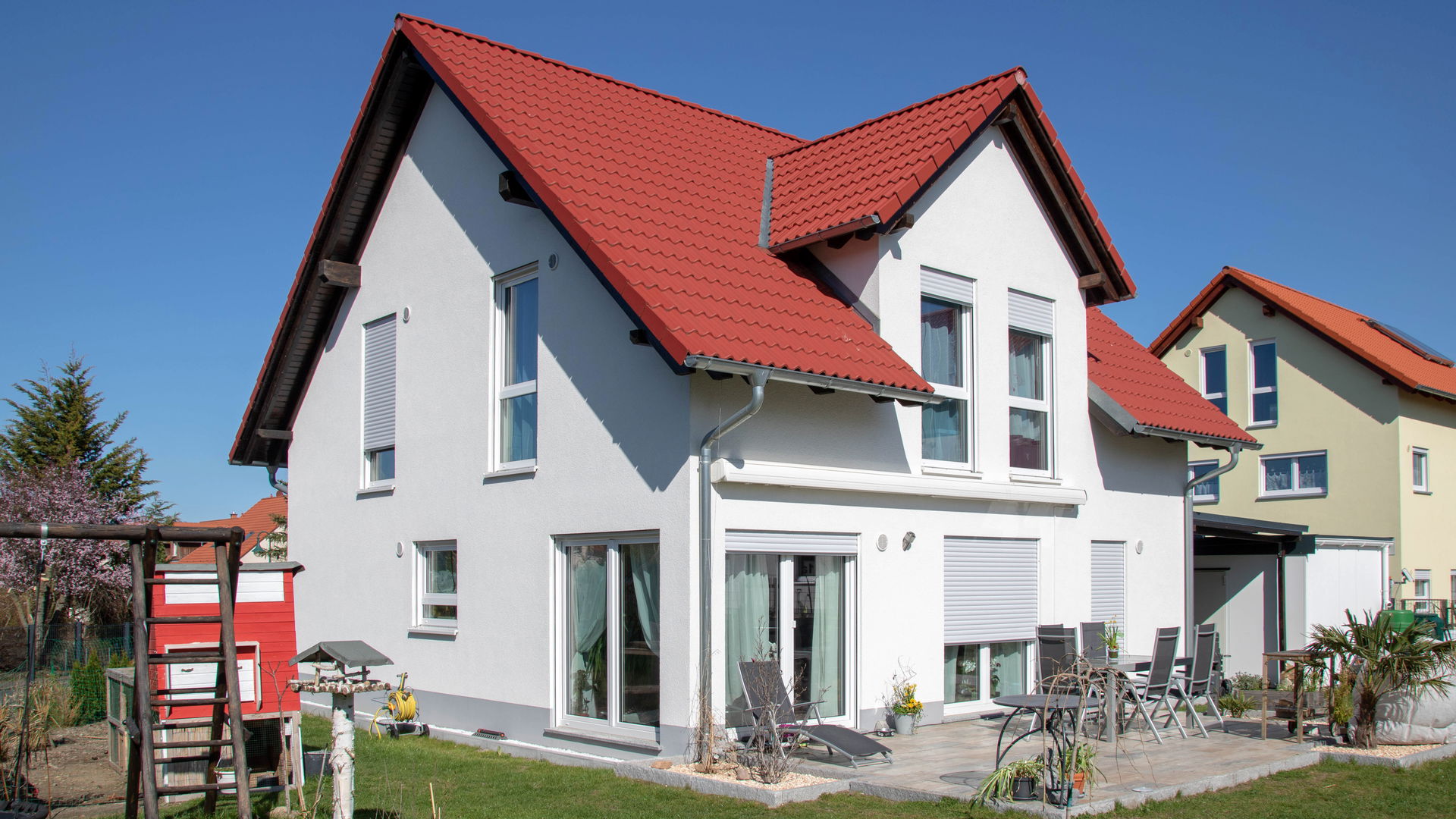 Bewohntes Kern-Haus Luna mit rotem Dach, Terrasse und Hühnerstall in Fuchshain