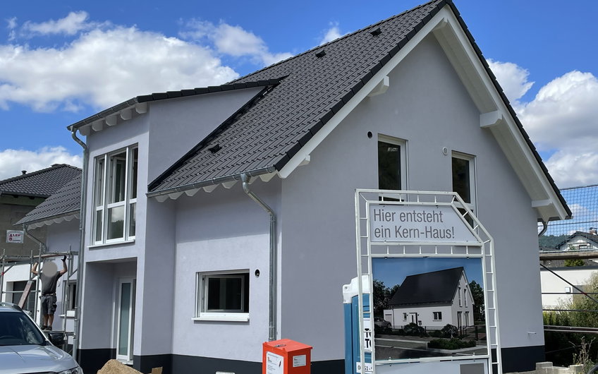 Das Sicherheitsgerüst wird abgebaut.