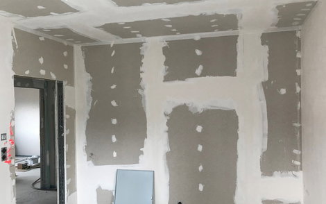 Spachtelarbeiten in der individuell geplanten Kern-Haus-Stadtvilla Mateo in Sasbach