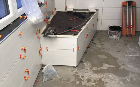 Fliesenarbeiten im Badezimmer in der Kern-Haus-Stadtvilla Signus in Flörsheim-Dalsheim