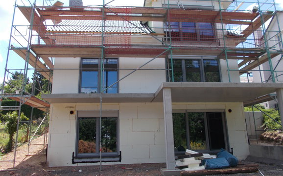 Gartenseite des frei geplanten Kern-Hauses in Bad Dürkheim