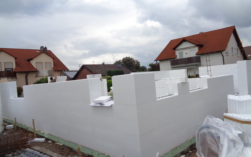 DuoTherm-Wände des Erdgeschosses des frei geplanten Einfamilienhauses von Kern-Haus in Römerberg