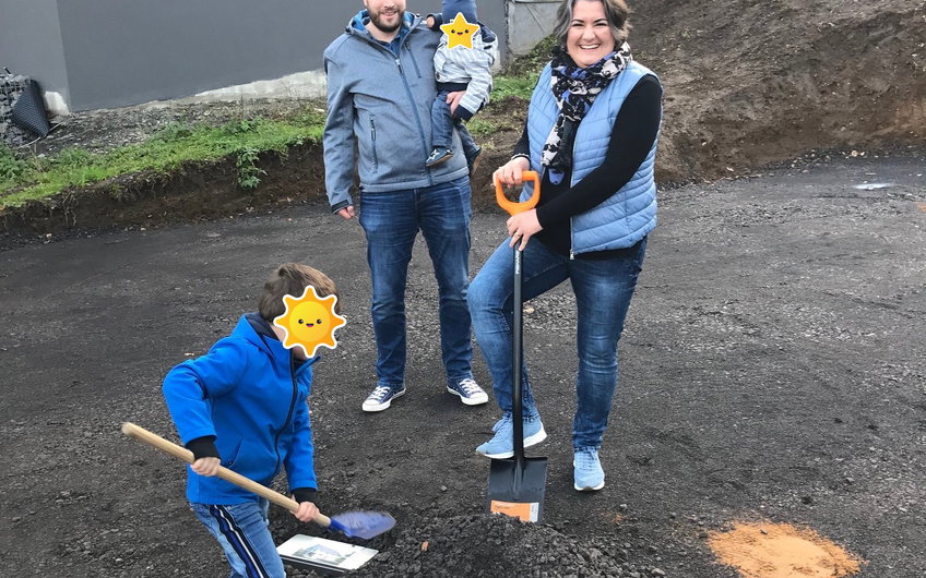 In der Ruhe liegt die Kraft. Die Grundsteinbox wird vergraben.
