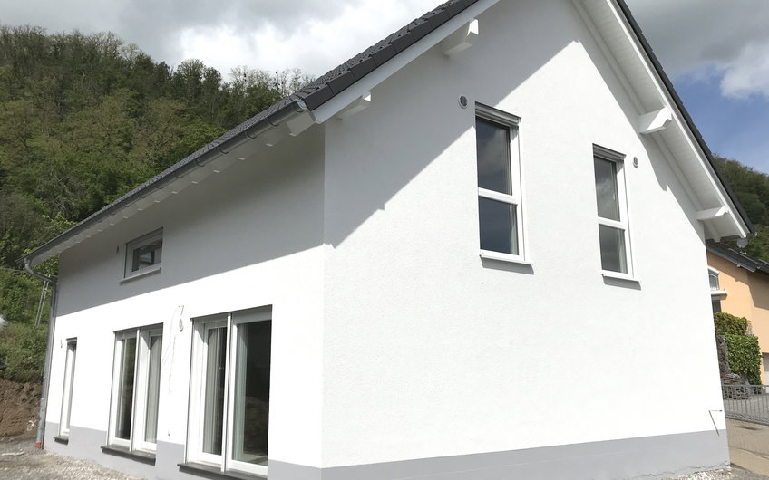 Der Dachüberstand wurde passend zur Außenfassade weiß gestrichen.