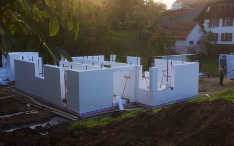 Blick auf Baustelle mit Wänden aus DuoTherm Compound-Elementen.