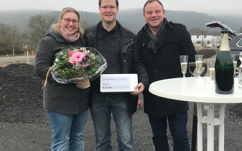 Gratulation von Verkaufsberater Bernhard Spurzem (re)