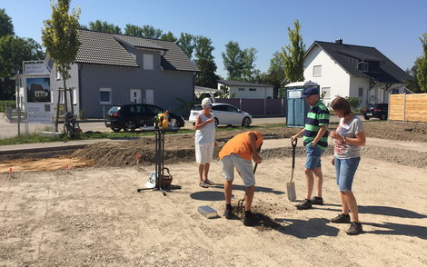 Schwiegervater am Graben bei der Grundsteinlegung für das individuell geplante Einfamilienhaus Luna von Kern-Haus in Dettenheim
