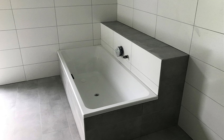 Die Badewannenschürze und Ablage wurden gefliest.