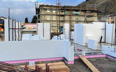 Das Material für das Kern-Haus wurde auf die Baustelle geliefert und mit dem Aufbau des Erdgeschosses begonnen.