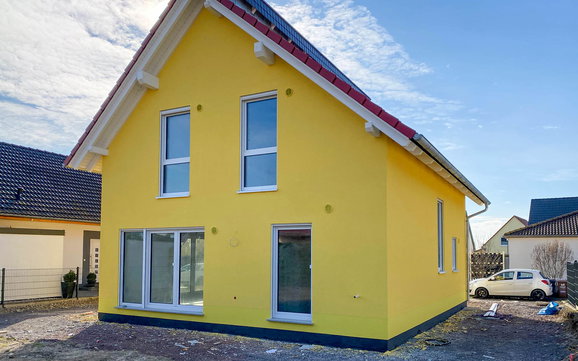 gelber Außenputz auf Kern-Haus Pult in Halle Wörmlitz