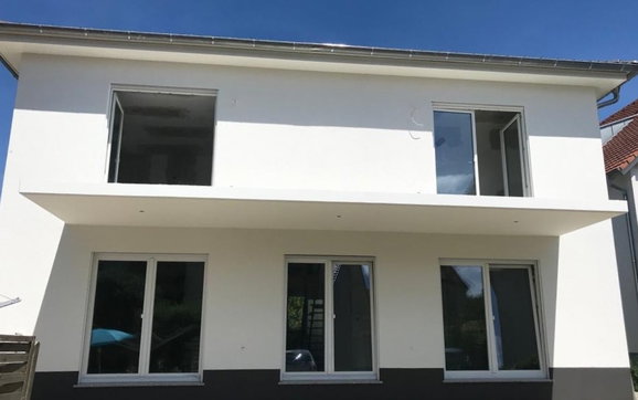 Fassade des individuell geplanten Zweifamilienhauses Signus P von Kern-Haus in Radolfzell
