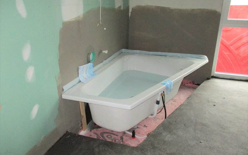 Die Badewanne ist nun eingebaut.