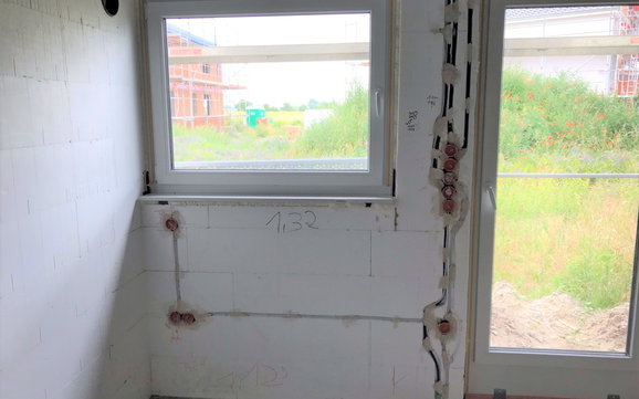 Die Leitungen sind nun verlegt und an den Zählerschrank angeschlossen. Für spätere Steckdosen und Schalter wurden entsprechende Wandauslässe berücksichtigt.