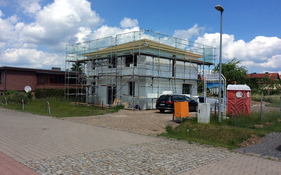 Die Dacheindeckung erfolgt mit Betondachsteinen der Firma  Braas.