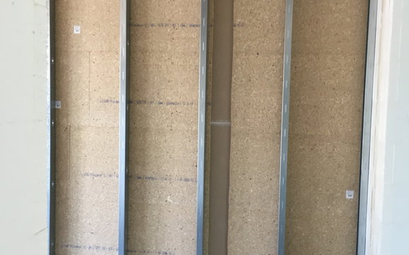 Das Metallständerwerk wurde montiert und einseitig beplankt.