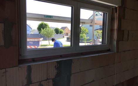 Die Fenster werden eingebaut.
