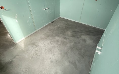 Im Badezimmer ist der Estrich fertig.
